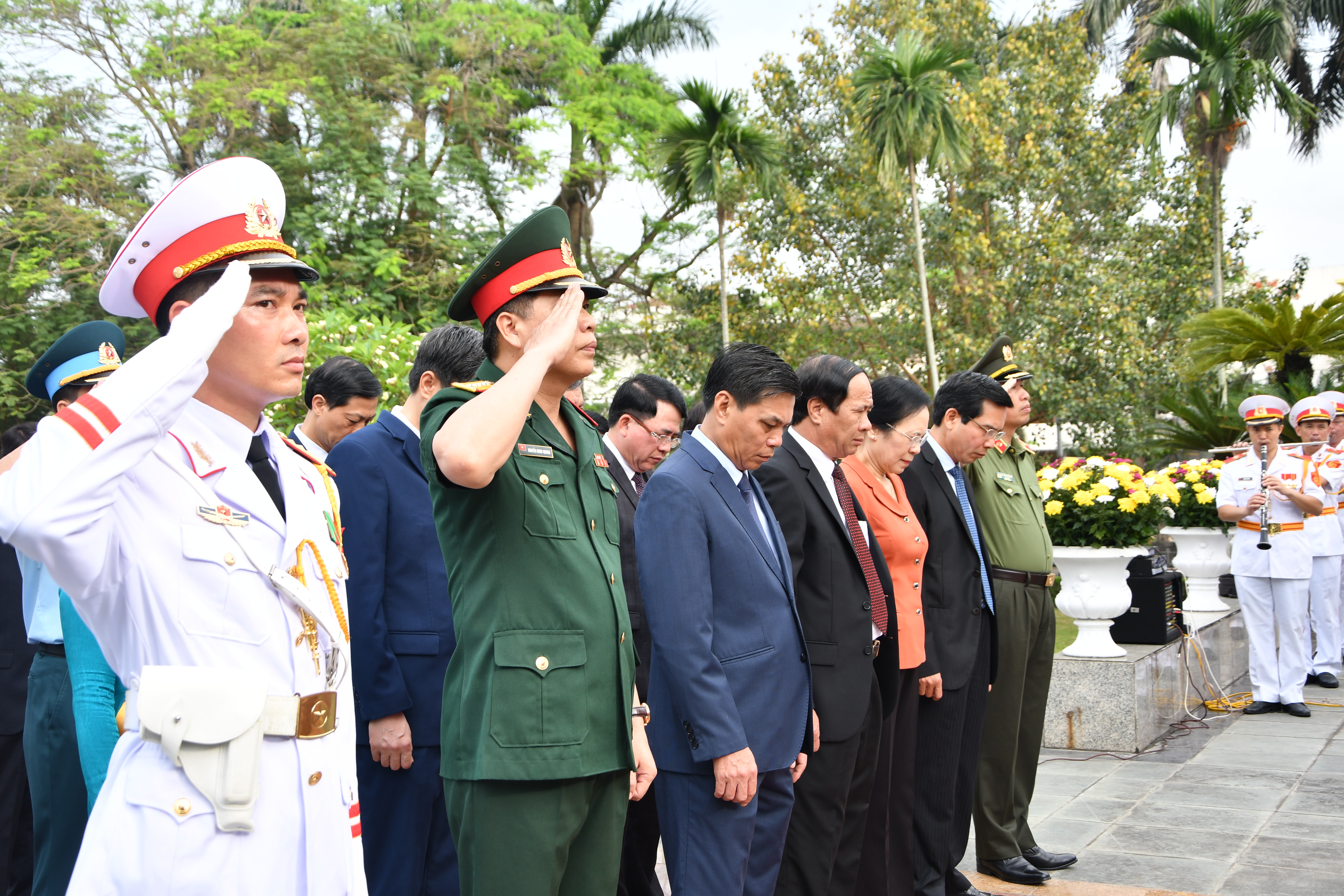 Dâng hương tưởng niệm các Anh hùng liệt sỹ nhân dịp kỷ niệm 65 năm giải phóng Hải Phòng